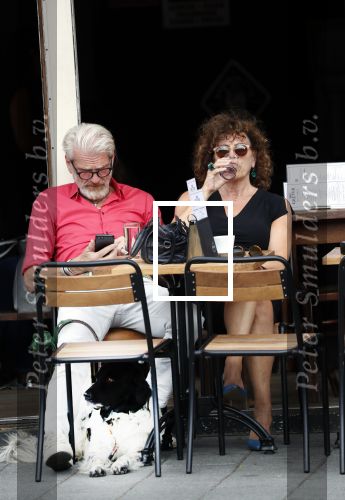 Amsterdam 11 juli 2018
Henriette Tol met haar man en hond op terras.