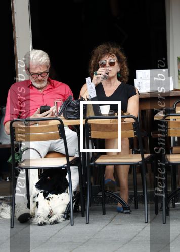 Amsterdam 11 juli 2018
Henriette Tol met haar man en hond op terras.