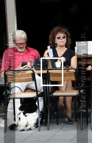 Amsterdam 11 juli 2018
Henriette Tol met haar man en hond op terras.