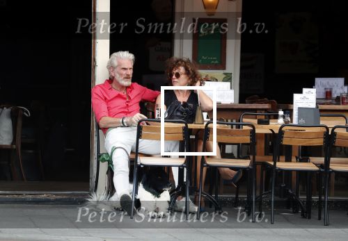 Amsterdam 11 juli 2018
Henriette Tol met haar man en hond op terras.