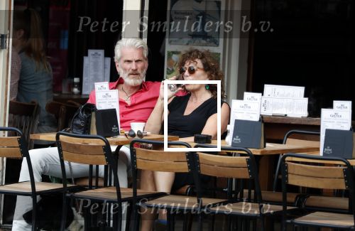 Amsterdam 11 juli 2018
Henriette Tol met haar man en hond op terras.