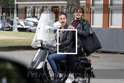 Amsterdam 21 juni 2018
Holly Brood met vriend Soy Kroon op terras en vespa scooter