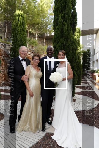 Mallorca 29 juni 2018
Iris van den Ende (1989) en Vincent Biekman (1981) zijn zaterdag 30 juni 2018 â€™sÂ middags in het huwelijk getreden, in aanwezigheid van familie en vrienden. Ze werden getrouwd door Dennis, de neef van Vincent Biekman.  
Iris en Vincent zijn twee weken geleden, op 16 juni 2018, in Amsterdam voor de wet getrouwd. 
De getuigen van Iris waren vriendin Madeline en haar broer Vincent. Voor Vincent getuigden zijn twee oudste vrienden Eli en Jermaine. 
De bruidsjurk van Iris werd ontworpen door Armani PrivÃ©. Joop en Janine v d Ende waren natuurlijk aanwezig op deze prachtige dag.