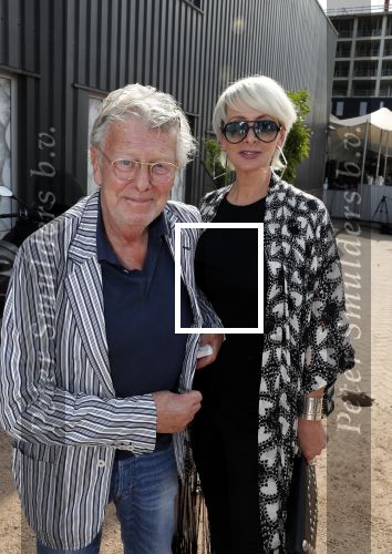 Amsterdam 6 juli 2018
Gordon viert zijn 50e verjaardag bij de Harbour Club en gaat daarna varen met de roze MS de Jordaan. Jan en Monique des Bouvrie