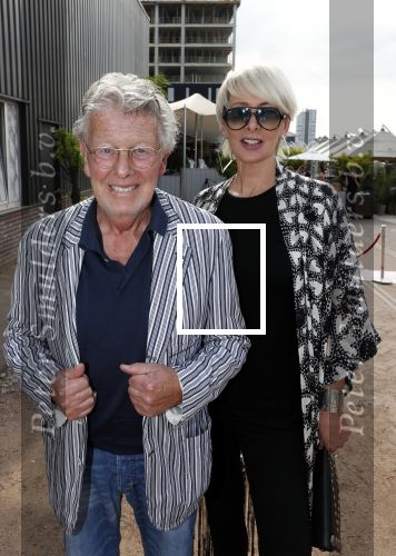 Amsterdam 6 juli 2018
Gordon viert zijn 50e verjaardag bij de Harbour Club en gaat daarna varen met de roze MS de Jordaan. Jan en Monique des Bouvrie