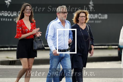 Amsterdam 6 juli 2018
Gordon viert zijn 50e verjaardag bij de Harbour Club en gaat daarna varen met de roze MS de Jordaan. John Heuckenroth