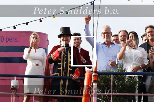 Amsterdam 6 juli 2018
Gordon viert zijn 50e verjaardag bij de Harbour Club en gaat daarna varen met de roze MS de Jordaan. John Heuckenroth