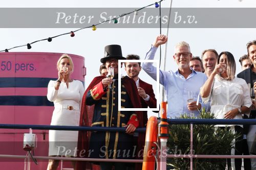 Amsterdam 6 juli 2018
Gordon viert zijn 50e verjaardag bij de Harbour Club en gaat daarna varen met de roze MS de Jordaan. John Heuckenroth
