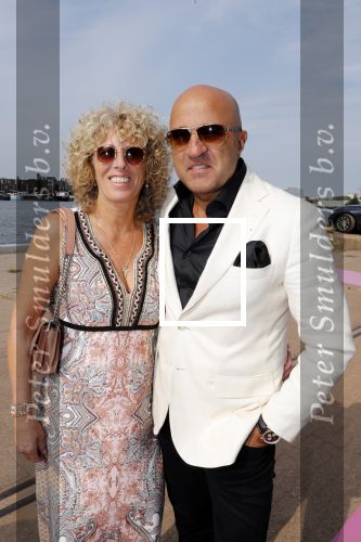 Amsterdam 6 juli 2018
Gordon viert zijn 50e verjaardag bij de Harbour Club en gaat daarna varen met de roze MS de Jordaan. John v d Heuvel met zijn vrouw