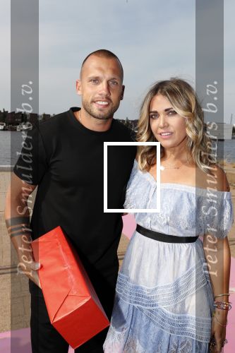 Amsterdam 6 juli 2018
Gordon viert zijn 50e verjaardag bij de Harbour Club en gaat daarna varen met de roze MS de Jordaan. Johnny Heitinga met Charlotte