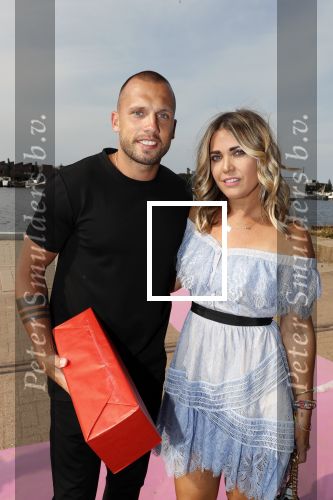 Amsterdam 6 juli 2018
Gordon viert zijn 50e verjaardag bij de Harbour Club en gaat daarna varen met de roze MS de Jordaan. Johnny Heitinga met Charlotte