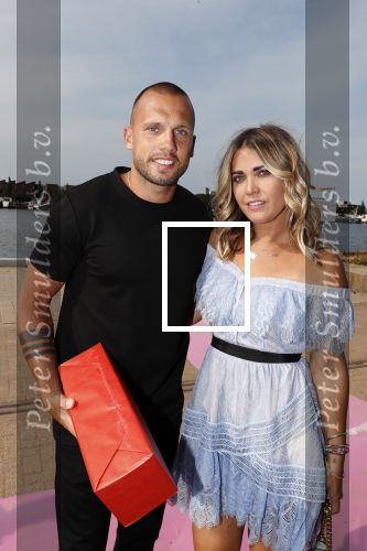 Amsterdam 6 juli 2018
Gordon viert zijn 50e verjaardag bij de Harbour Club en gaat daarna varen met de roze MS de Jordaan. Johnny Heitinga met Charlotte