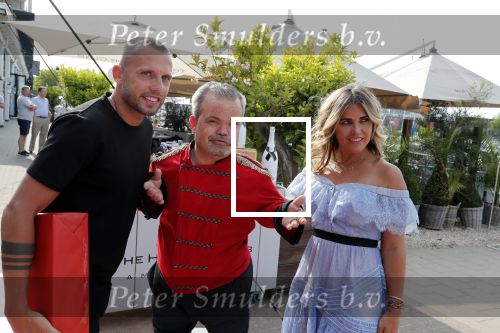 Amsterdam 6 juli 2018
Gordon viert zijn 50e verjaardag bij de Harbour Club en gaat daarna varen met de roze MS de Jordaan. Johnny Heitinga met Charlotte