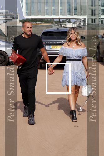Amsterdam 6 juli 2018
Gordon viert zijn 50e verjaardag bij de Harbour Club en gaat daarna varen met de roze MS de Jordaan. Johnny Heitinga met Charlotte