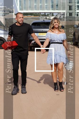Amsterdam 6 juli 2018
Gordon viert zijn 50e verjaardag bij de Harbour Club en gaat daarna varen met de roze MS de Jordaan. Johnny Heitinga met Charlotte