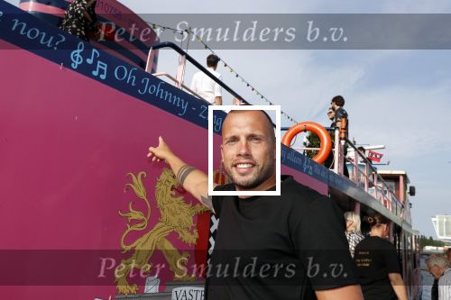 Amsterdam 6 juli 2018
Gordon viert zijn 50e verjaardag bij de Harbour Club en gaat daarna varen met de roze MS de Jordaan. Johnny Heitinga