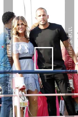 Amsterdam 6 juli 2018
Gordon viert zijn 50e verjaardag bij de Harbour Club en gaat daarna varen met de roze MS de Jordaan. Johnny Heitinga en Charlotte