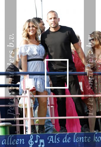 Amsterdam 6 juli 2018
Gordon viert zijn 50e verjaardag bij de Harbour Club en gaat daarna varen met de roze MS de Jordaan. Johnny Heitinga en Charlotte