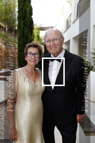 Mallorca 29 juni 2018
Iris van den Ende (1989) en Vincent Biekman (1981) zijn zaterdag 30 juni 2018 â€™sÂ middags in het huwelijk getreden, in aanwezigheid van familie en vrienden. Ze werden getrouwd door Dennis, de neef van Vincent Biekman.  
Iris en Vincent zijn twee weken geleden, op 16 juni 2018, in Amsterdam voor de wet getrouwd. 
De getuigen van Iris waren vriendin Madeline en haar broer Vincent. Voor Vincent getuigden zijn twee oudste vrienden Eli en Jermaine. 
De bruidsjurk van Iris werd ontworpen door Armani PrivÃ©. Joop en Janine v d Ende waren natuurlijk aanwezig op deze prachtige dag.