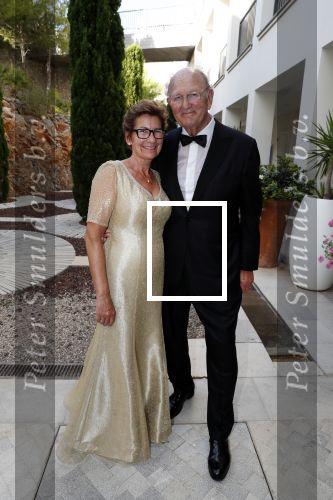 Mallorca 29 juni 2018
Iris van den Ende (1989) en Vincent Biekman (1981) zijn zaterdag 30 juni 2018 â€™sÂ middags in het huwelijk getreden, in aanwezigheid van familie en vrienden. Ze werden getrouwd door Dennis, de neef van Vincent Biekman.  
Iris en Vincent zijn twee weken geleden, op 16 juni 2018, in Amsterdam voor de wet getrouwd. 
De getuigen van Iris waren vriendin Madeline en haar broer Vincent. Voor Vincent getuigden zijn twee oudste vrienden Eli en Jermaine. 
De bruidsjurk van Iris werd ontworpen door Armani PrivÃ©. Joop en Janine v d Ende waren natuurlijk aanwezig op deze prachtige dag.