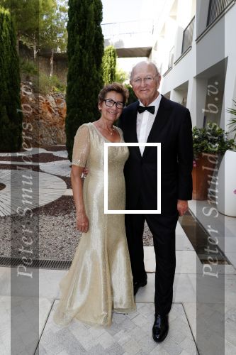 Mallorca 29 juni 2018
Iris van den Ende (1989) en Vincent Biekman (1981) zijn zaterdag 30 juni 2018 â€™sÂ middags in het huwelijk getreden, in aanwezigheid van familie en vrienden. Ze werden getrouwd door Dennis, de neef van Vincent Biekman.  
Iris en Vincent zijn twee weken geleden, op 16 juni 2018, in Amsterdam voor de wet getrouwd. 
De getuigen van Iris waren vriendin Madeline en haar broer Vincent. Voor Vincent getuigden zijn twee oudste vrienden Eli en Jermaine. 
De bruidsjurk van Iris werd ontworpen door Armani PrivÃ©. Joop en Janine v d Ende waren natuurlijk aanwezig op deze prachtige dag.