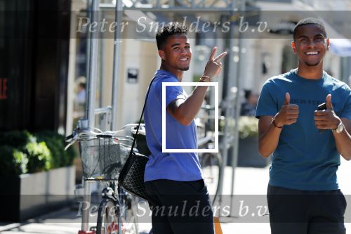 Amsterdam 2 juli 2018
Justin Kluivert met een vriend op de pc hooftstraat.