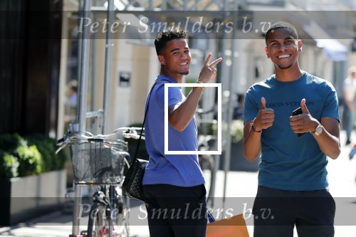 Amsterdam 2 juli 2018
Justin Kluivert met een vriend op de pc hooftstraat.