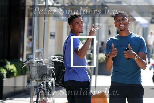 Amsterdam 2 juli 2018
Justin Kluivert met een vriend op de pc hooftstraat.