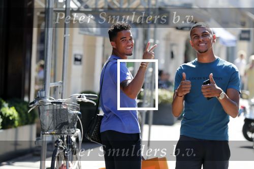 Amsterdam 2 juli 2018
Justin Kluivert met een vriend op de pc hooftstraat.