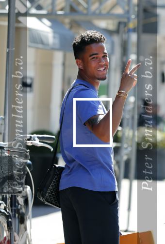 Amsterdam 2 juli 2018
Justin Kluivert met een vriend op de pc hooftstraat.