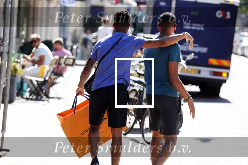 Amsterdam 2 juli 2018
Justin Kluivert met een vriend op de pc hooftstraat.
