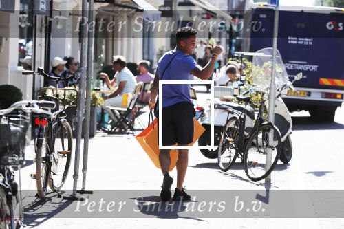 Amsterdam 2 juli 2018
Justin Kluivert met een vriend op de pc hooftstraat.