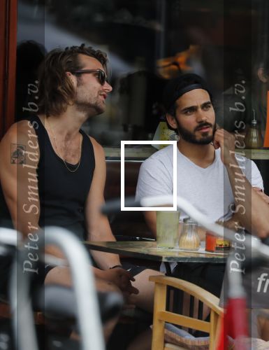 Amsterdam 9 juli 2018
Kay Nambiar met een kennis op terras.