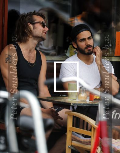 Amsterdam 9 juli 2018
Kay Nambiar met een kennis op terras.