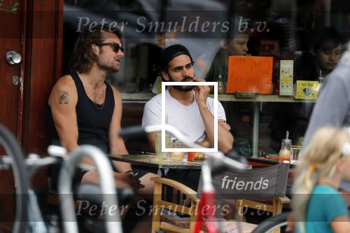 Amsterdam 9 juli 2018
Kay Nambiar met een kennis op terras.