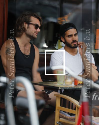 Amsterdam 9 juli 2018
Kay Nambiar met een kennis op terras.