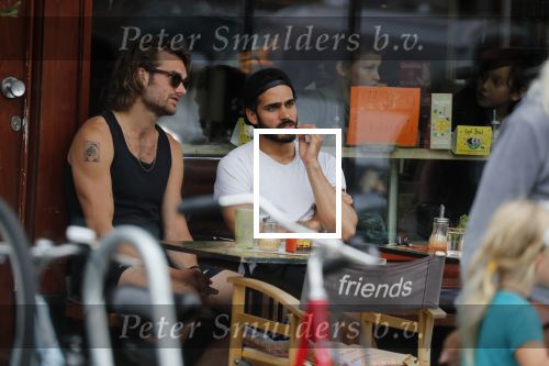 Amsterdam 9 juli 2018
Kay Nambiar met een kennis op terras.