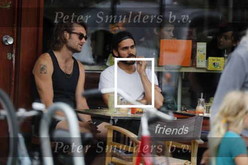 Amsterdam 9 juli 2018
Kay Nambiar met een kennis op terras.