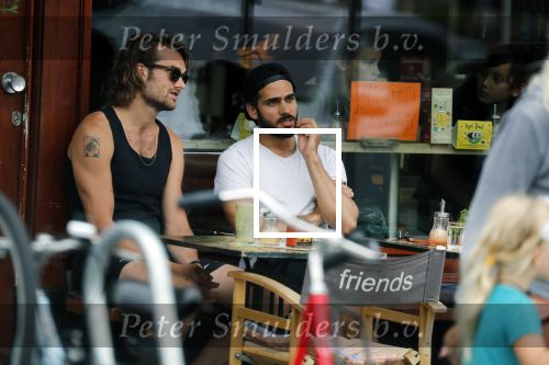 Amsterdam 9 juli 2018
Kay Nambiar met een kennis op terras.