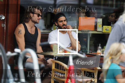 Amsterdam 9 juli 2018
Kay Nambiar met een kennis op terras.