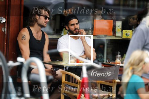 Amsterdam 9 juli 2018
Kay Nambiar met een kennis op terras.