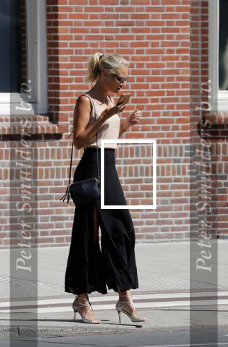 Amsterdam 5 juli 2018
Kimberley Klaver met mobiel op straat in Amsterdam zuid.