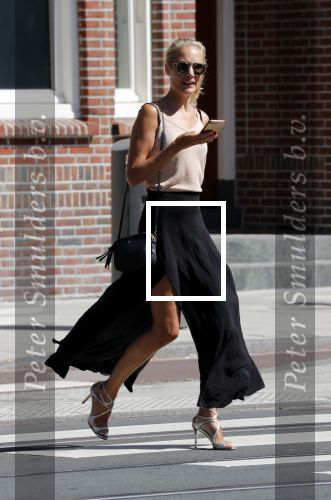 Amsterdam 5 juli 2018
Kimberley Klaver met mobiel op straat in Amsterdam zuid.