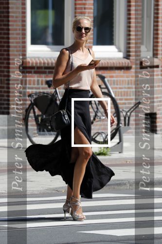 Amsterdam 5 juli 2018
Kimberley Klaver met mobiel op straat in Amsterdam zuid.