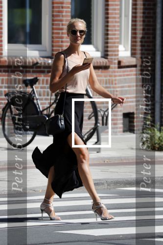 Amsterdam 5 juli 2018
Kimberley Klaver met mobiel op straat in Amsterdam zuid.