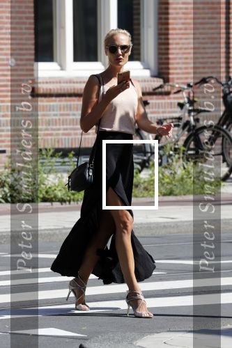 Amsterdam 5 juli 2018
Kimberley Klaver met mobiel op straat in Amsterdam zuid.