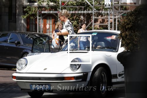 Amsterdam 28 juli 2018
Kimberley Klaver met haar nieuwe vriend Michel v d Bergh in zijn porsche