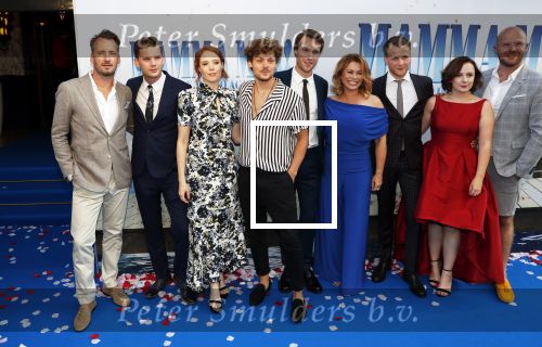 Amsterdam 17 juli 2018
Premiere Mamma mia in Tuschinski.
Emiel de Jong, Jeremy Irvine (Young Sam), Jessica Keenan Wynn (Young Tanya), Soy Kroon, Hugh Skinner (Young Harry), Antje Monteiro, Josh Dylan (Young Bill), Alexa Laurie Davies (Young Rosie) en Zjon Smaal