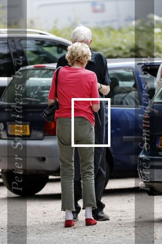 Maarssen Blaricum 7 juli 2018
Berend Boudewijn gaat wandelen bij de Maarsenveense Plassen en daarna rijdt hij naar het Ter Gooi ziekenhuis waar hij zijn vrouw Martine Bijl ophaalt. Daarna gaan ze lunchen bij restaurant de Goede Gooijer.