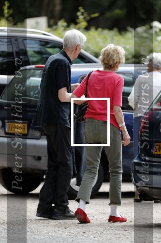 Maarssen Blaricum 7 juli 2018
Berend Boudewijn gaat wandelen bij de Maarsenveense Plassen en daarna rijdt hij naar het Ter Gooi ziekenhuis waar hij zijn vrouw Martine Bijl ophaalt. Daarna gaan ze lunchen bij restaurant de Goede Gooijer.